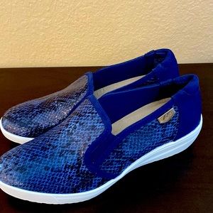 Anne Klein Leather Coated Crocodile Printed Low Wedge Heel Size 7